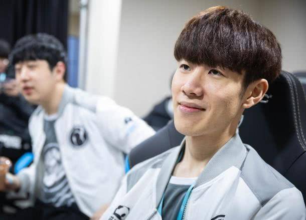 九游官方平台TheShy重返赛场，夺冠首场状态出色，SKT观众沸腾！比赛高潮迭起(theshy比赛视频)