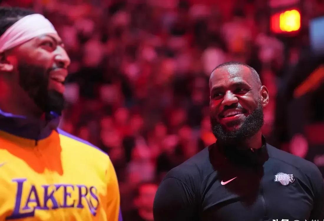 九游中国站哈兰德巅峰对决，浓眉哥与80激战老鹰分钟，战术调整胜负难料！(前锋哈兰德)