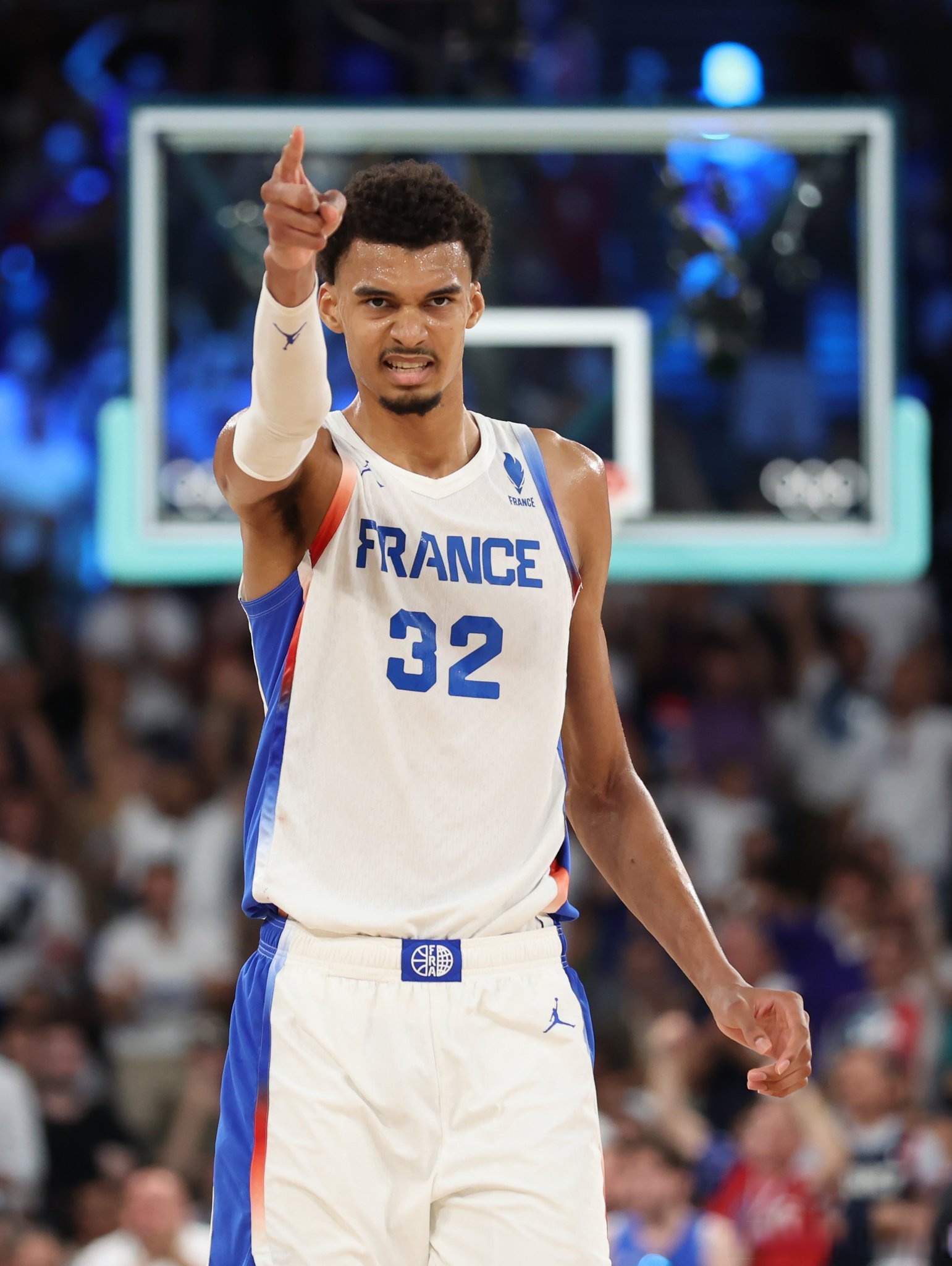 九游正版官网包含法兰克福迎意甲关键赛，冲刺阶段豪取连胜，质疑声仍在，阵容厚度经受考验的词条